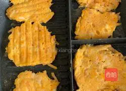 Illustration of how to make sweet potato and shrimp pancakes 5