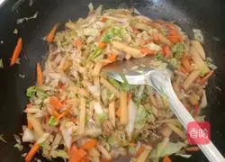 Illustration of how to braise noodles in iron pot 10