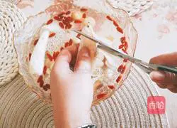 Cooking skills, lotus seeds, lilies, bamboo fungus, pig's feet and winter melon soup, illustration 5