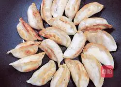 Illustration of how to make fried dumplings with bean-flavored soy milk 5