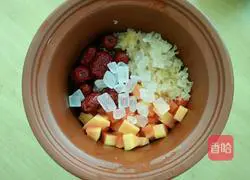 Illustration of how to make papaya, red dates and white fungus soup 4