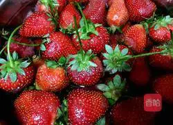 Illustration of how to make freshly squeezed strawberry juice 1