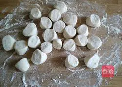  Illustration of how to make dumplings stuffed with dried radish leaves and pork stuffing 16