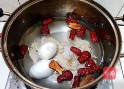 Illustration of how to make angelica and red date eggs 4