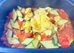 Illustration of how to make tomato, cucumber and scrambled eggs 13