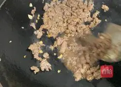 Illustration of how to make steamed eggs with minced meat 3