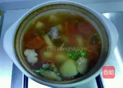 Illustration of how to make tomato, potato and beef soup 8