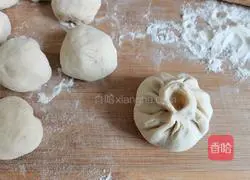 Illustration of how to steam cabbage and pork with pink skin 12