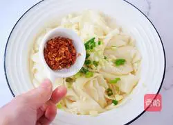 Illustration of how to make dumpling skins with oily noodles 10