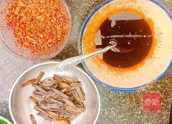 Illustration of how to make noodles with scallion oil 6