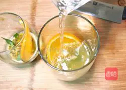 Illustration of how to make mint fruit drink 8