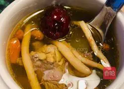 Illustration of how to make red dates and pigeon soup 6