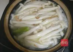 Illustration of how to make seafood mushroom and tofu soup 5