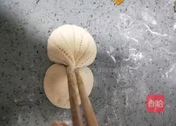 Illustration of how to make carrot and shell steamed buns 17