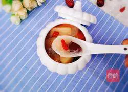 Illustration of how to make wolfberry, apple, tremella and red date syrup 11