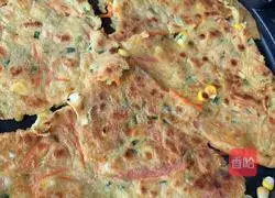 Illustration of how to make corn, carrot, shrimp, egg, ham pancakes 6