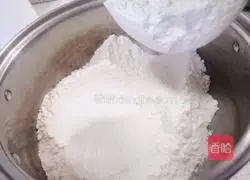 Illustration of how to make celery and meat dumplings 1