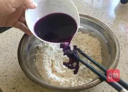 Illustration of how to make purple cabbage hand-rolled noodles 6