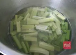 Illustration of how to make cold celery and shrimp 2