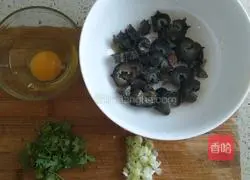 Illustration of how to make sea cucumber and egg drop soup 1