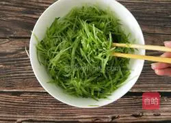 Illustration of how to make shredded radish meatballs 5