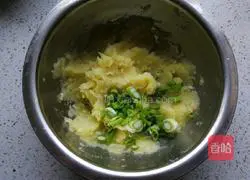 Illustration of how to make potato pancakes with dumpling skin 8