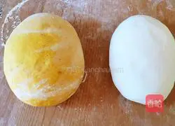 Illustration of how to make two-color flower rolls 2