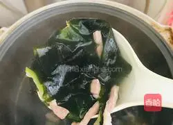 Illustration of how to make wakame shredded pork soup 4