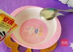 Illustration of how to make flower-shaped watermelon steamed buns 5