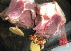 Illustration of how to stew large bone sticks with pickled cabbage 3