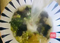 Illustration of how to make chicken vermicelli wontons 8