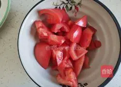 Illustration of how to make tomato and enoki mushroom tofu soup 3