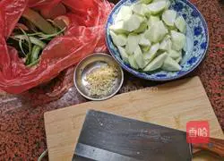 Illustration of how to make loofah and egg soup 2