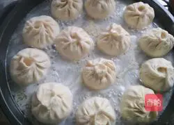 Illustration of how to make white radish and pork fried buns 12