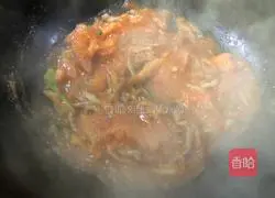 Illustration of how to make shredded pork noodles with tomatoes and garlic moss 10