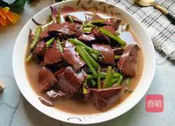 Illustration of how to make garlic, celery and pig blood 12