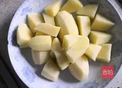 Illustration of how to stew chicken wings with matsutake, potatoes and kelp 3