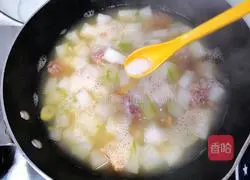 Illustration of how to make salted egg and winter melon meatball soup 7