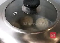 Illustration of how to make leek and spinach vegetarian buns 17