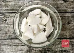 Illustration of how to make red date, yam and white fungus soup 8