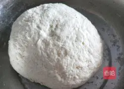 Illustration of how to make steamed pork and green pepper dumplings 1