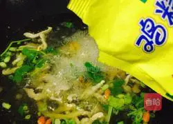 Illustration of how to make mustard pork shredded soup 7