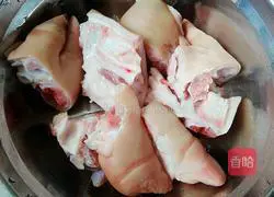 Illustration of how to make pig's feet and lotus root soup 2