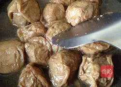 Illustration of how to stuff meat with oily gluten 9