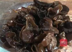 Illustration of how to mix fungus with cucumber 1