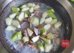 Illustration of how to make clam and loofah soup 11