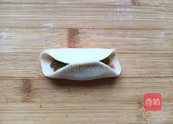 Illustration of how to make pork stuffed pot stickers 8