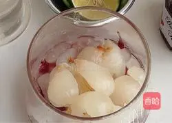 Illustration of how to make lychee lemon sparkling water 6