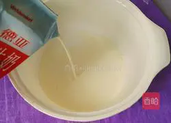 Illustration of how to make strawberry, orange, milk and sago 6