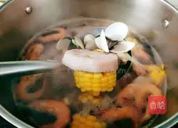 Illustration of how to make shrimp, white clam, corn and lotus root soup 13